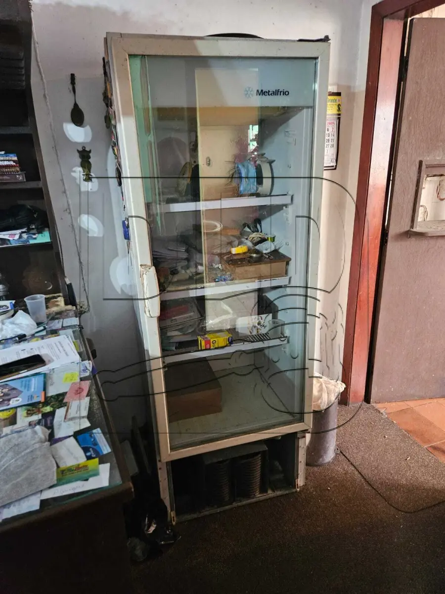 Mesas, cadeiras e armários