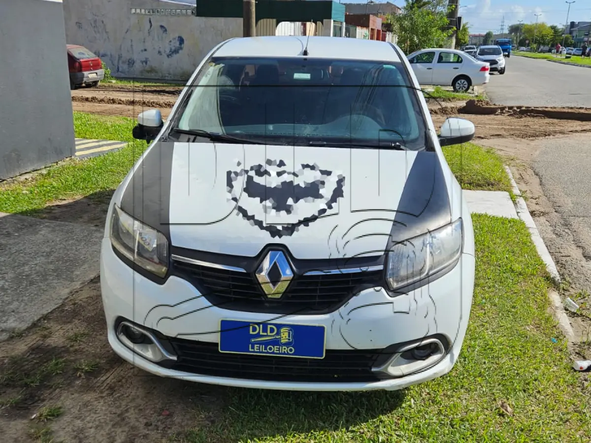 Renault Logan 1.6 EXP 2017 Branco com avaria lateral direita
