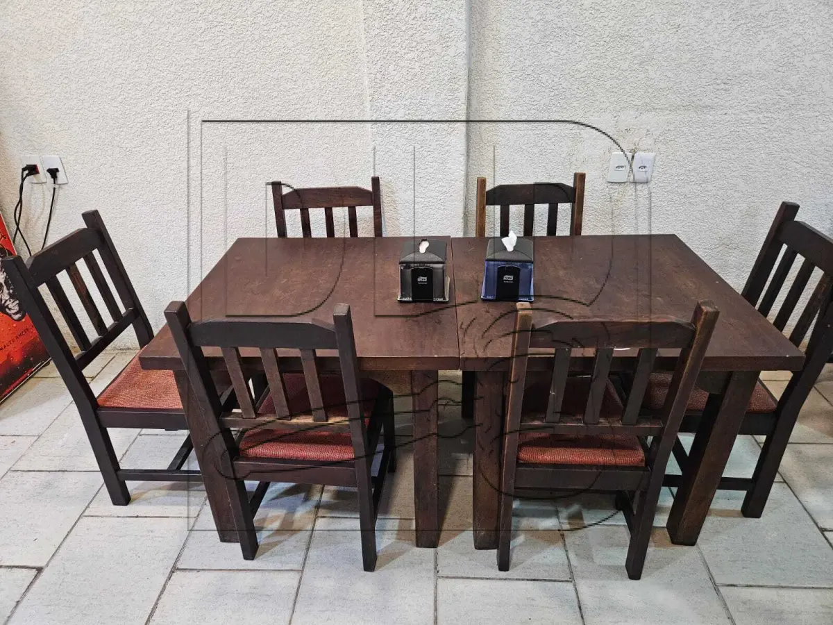 Mesas, cadeiras e armários
