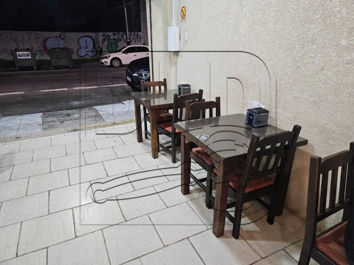 Mesas, cadeiras e armários