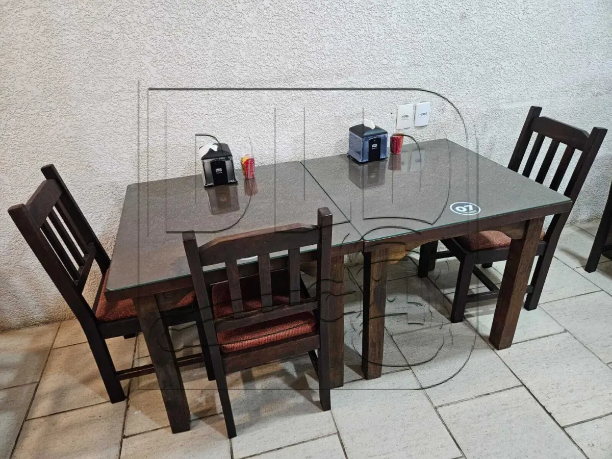 Mesas, cadeiras e armários