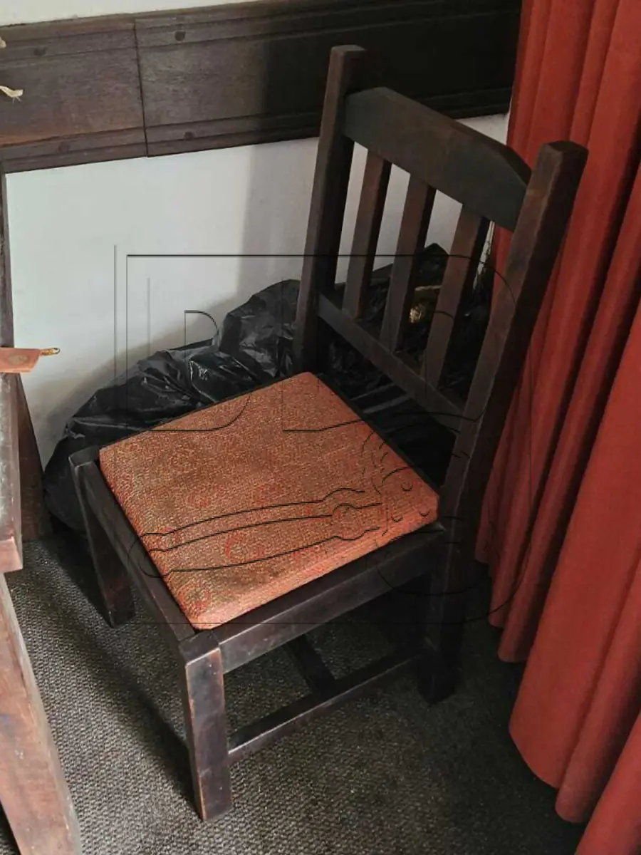 Mesas, cadeiras e armários