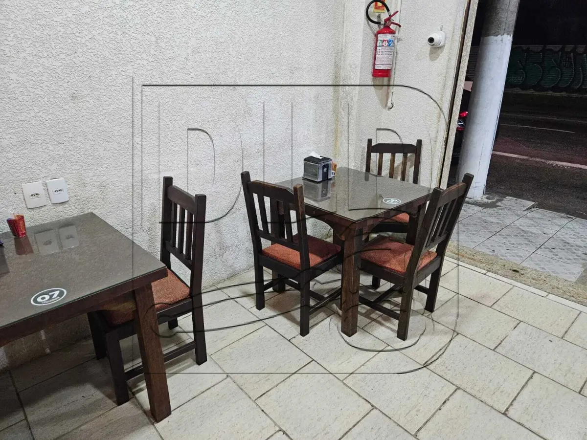 Mesas, cadeiras e armários