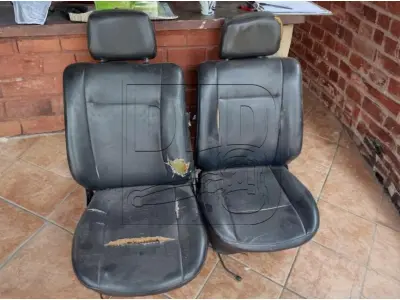 LOTE 001 - Par de Bancos